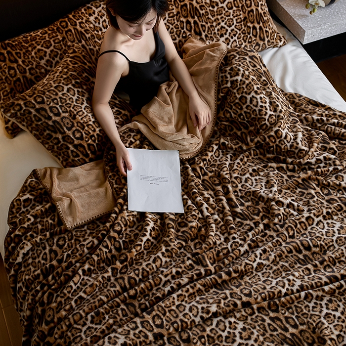 91家纺网 家纺一手货源 找家纺 宜代光年 2025新款小米貂印花复合绒毯毯子-系列二 绒毯（豹影-奢棕）