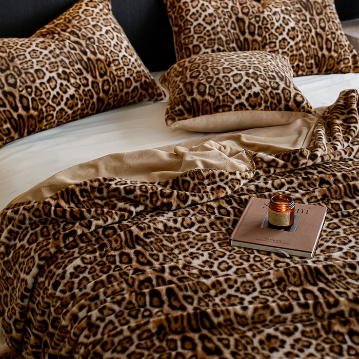 91家纺网 家纺一手货源 找家纺 宜代光年 2025新款小米貂印花复合绒毯毯子-系列二 绒毯（豹影-奢棕）