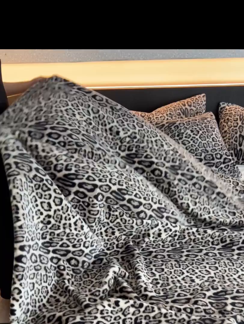 91家纺网 家纺一手货源 找家纺 宜代光年 2025新款小米貂印花复合绒毯毯子-系列二 绒毯（豹影-雅灰）