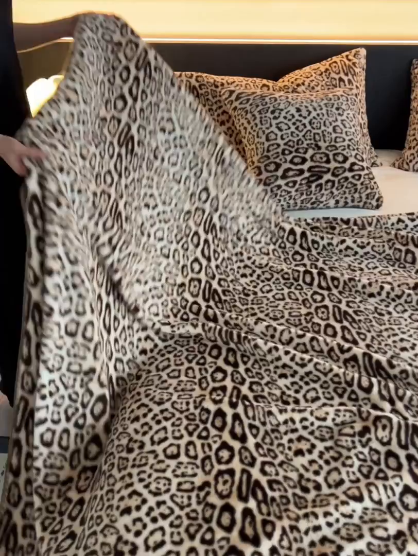 91家纺网 家纺一手货源 找家纺 宜代光年 2025新款小米貂印花复合绒毯毯子-系列二 绒毯（豹影-暖棕）