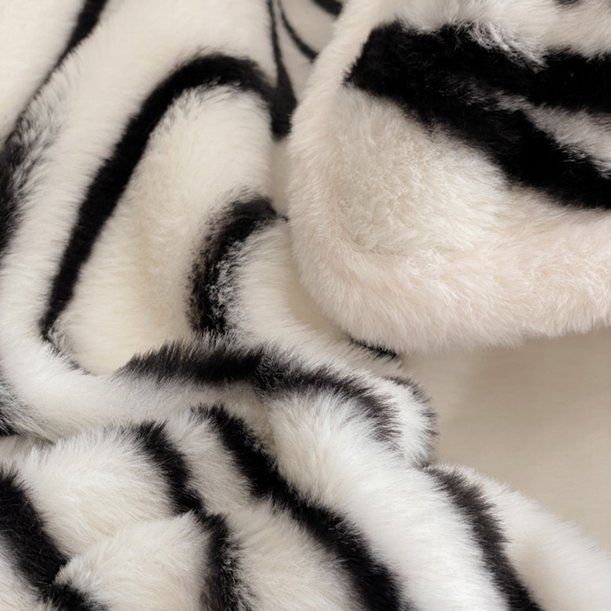 91家纺网 家纺一手货源 找家纺 宜代光年 2025新款小米貂兔绒印花牛奶绒保暖四件套 时尚斑马