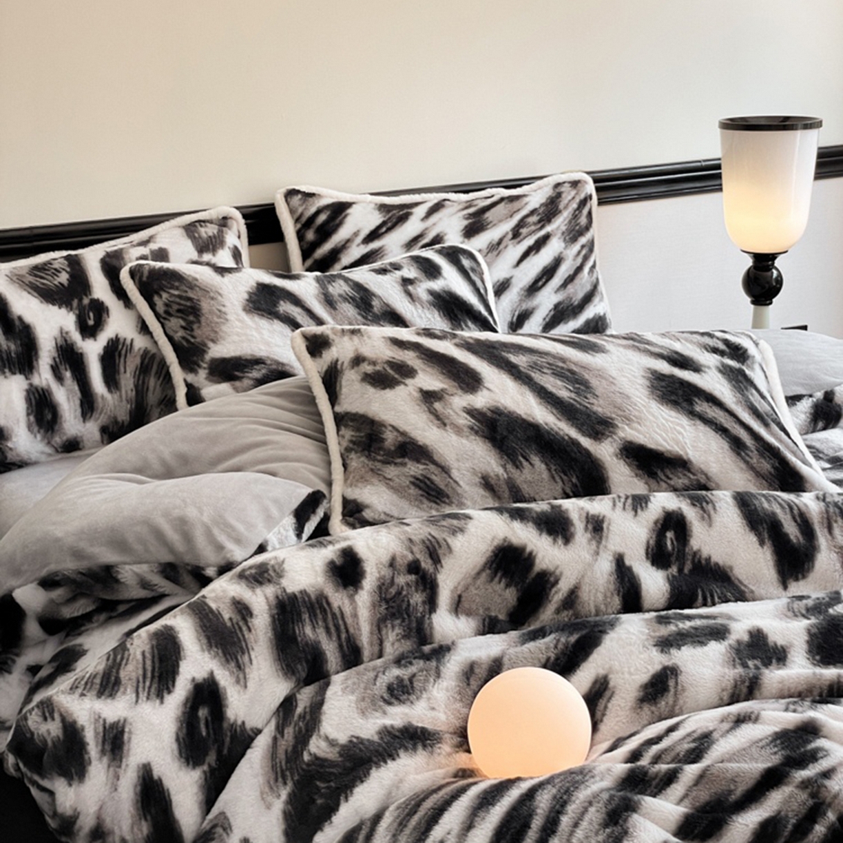 91家纺网 家纺一手货源 找家纺 宜代光年 2025新款小米貂兔绒印花牛奶绒保暖四件套 豹纹-灰