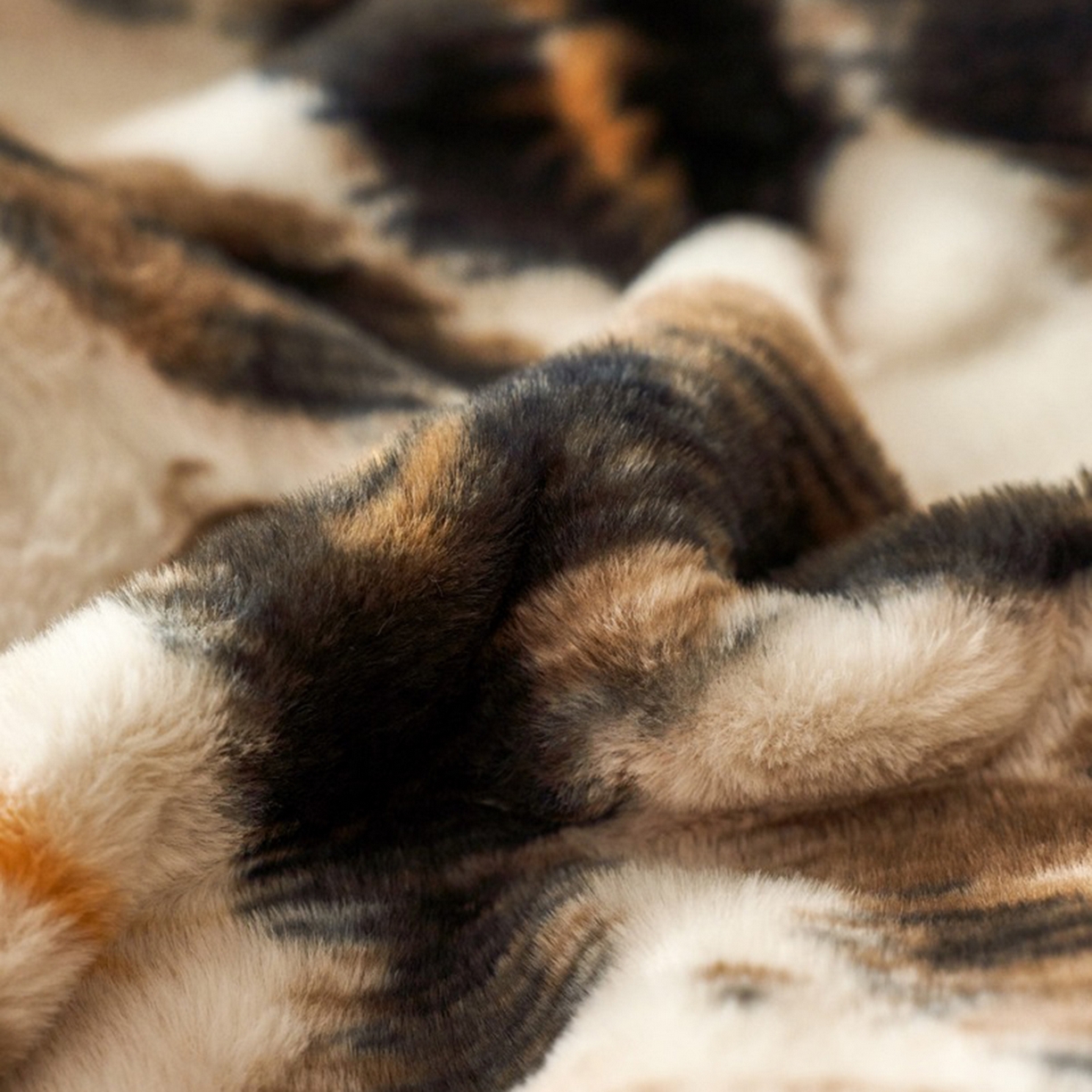 91家纺网 家纺一手货源 找家纺 宜代光年 2025新款小米貂兔绒印花毛毯系列 豹纹-咖 绒毯