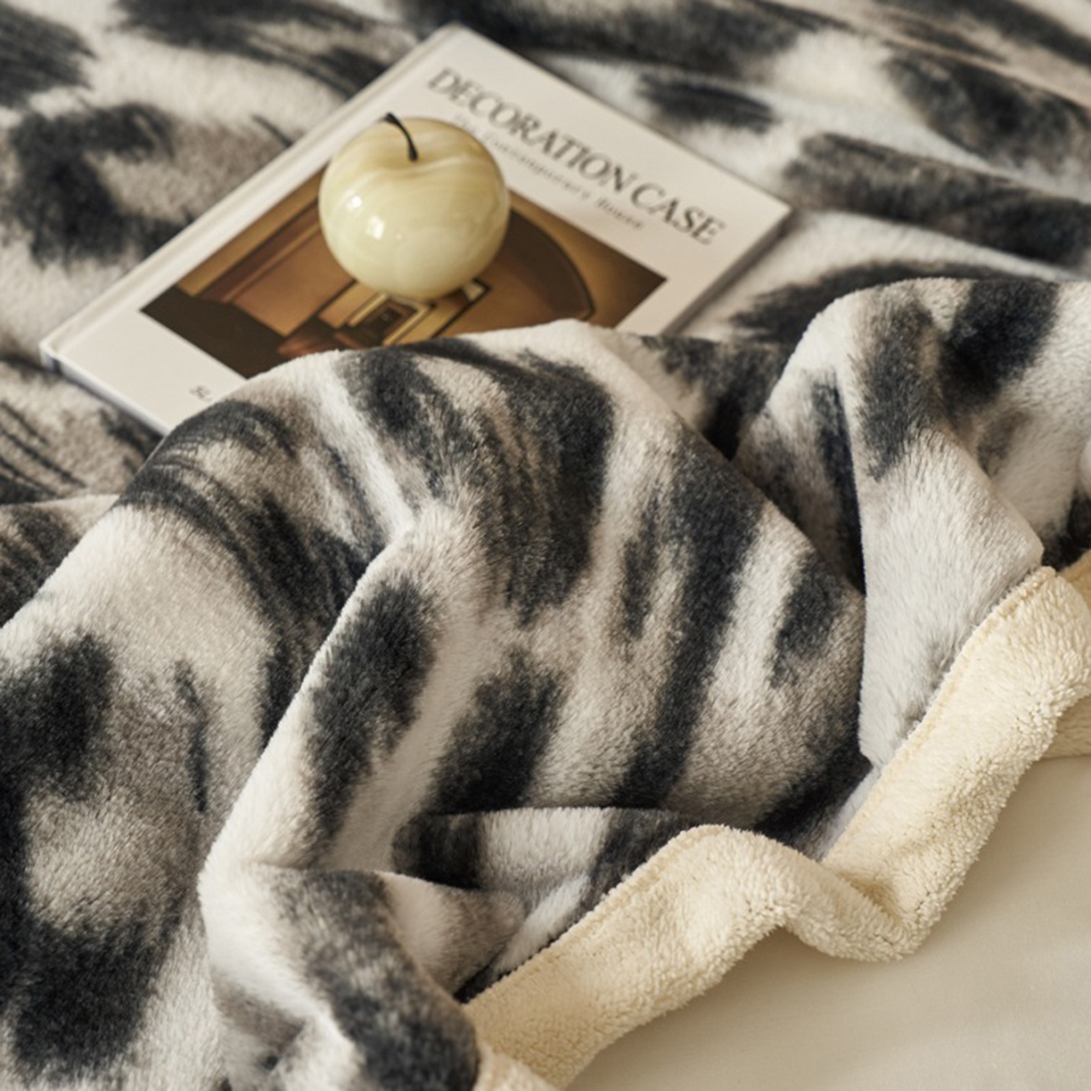 91家纺网 家纺一手货源 找家纺 宜代光年 2025新款小米貂兔绒印花毛毯系列 豹纹-灰-绒毯