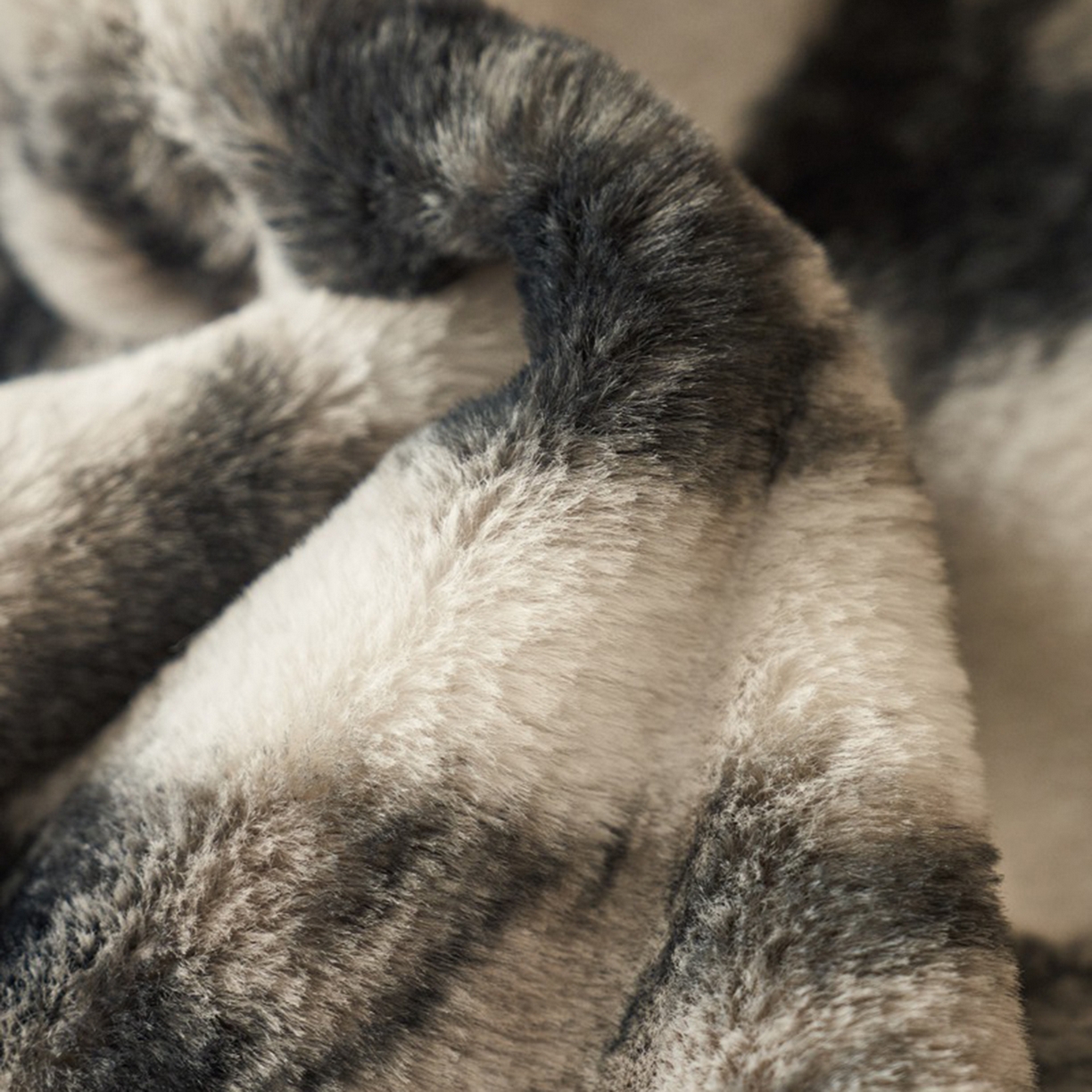 91家纺网 家纺一手货源 找家纺 宜代光年 2025新款小米貂兔绒印花毛毯系列 豹纹-灰-绒毯