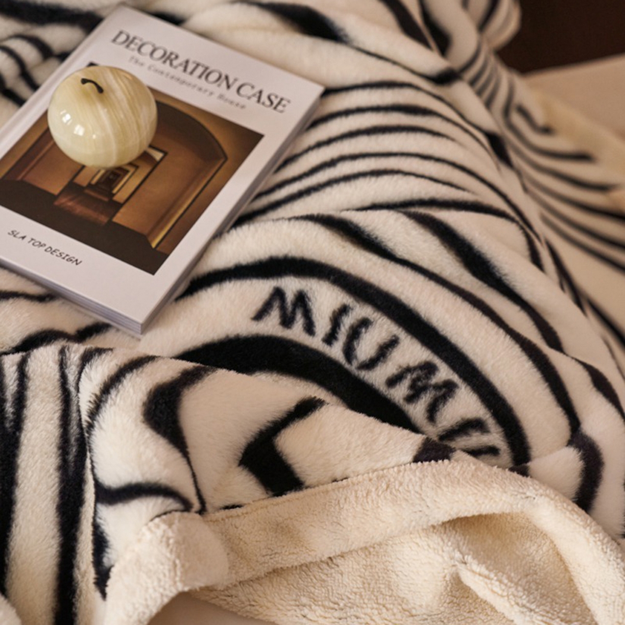 91家纺网 家纺一手货源 找家纺 宜代光年 2025新款小米貂兔绒印花毛毯系列 时尚斑马-绒毯