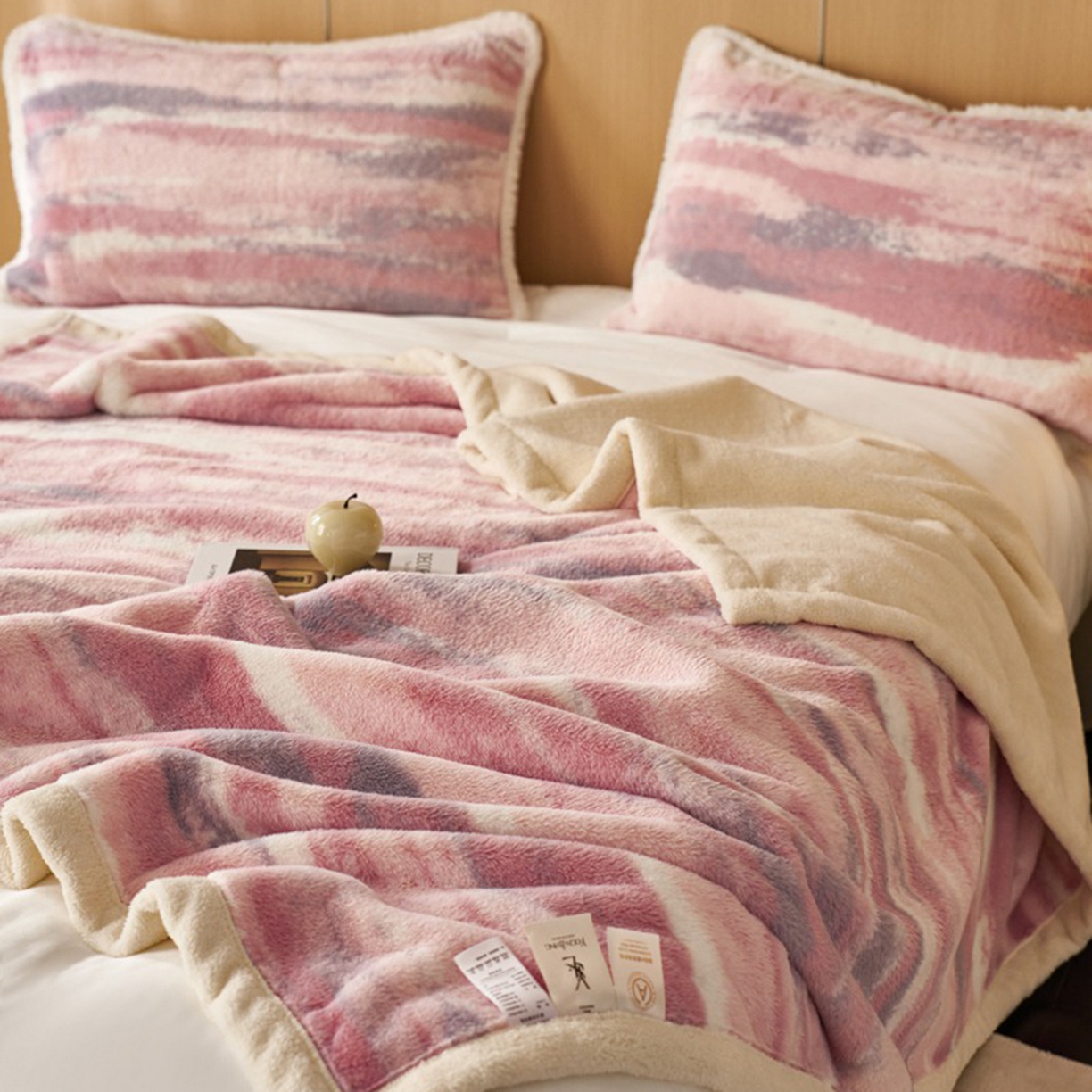 91家纺网 家纺一手货源 找家纺 宜代光年 2025新款小米貂兔绒印花毛毯系列 彩云追月-绒毯