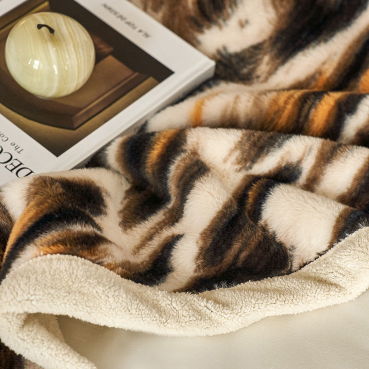 91家纺网 家纺一手货源 找家纺 宜代光年 2025新款小米貂兔绒印花毛毯系列 豹纹-咖 绒毯