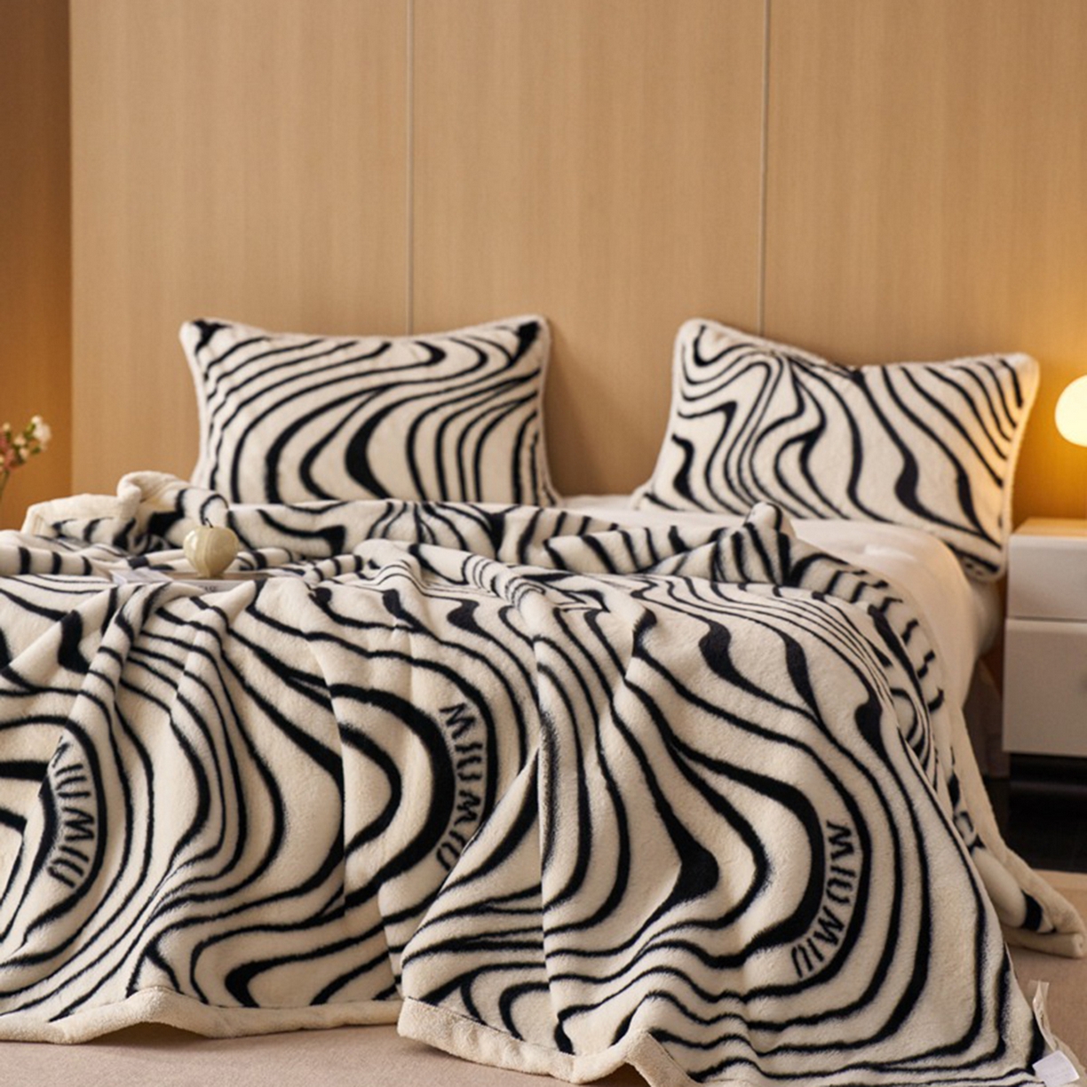 91家纺网 家纺一手货源 找家纺 宜代光年 2025新款小米貂兔绒印花毛毯系列 时尚斑马-绒毯