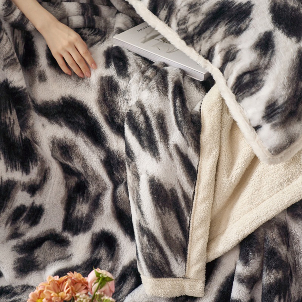 91家纺网 家纺一手货源 找家纺 宜代光年 2025新款小米貂兔绒印花毛毯系列 豹纹-灰-绒毯