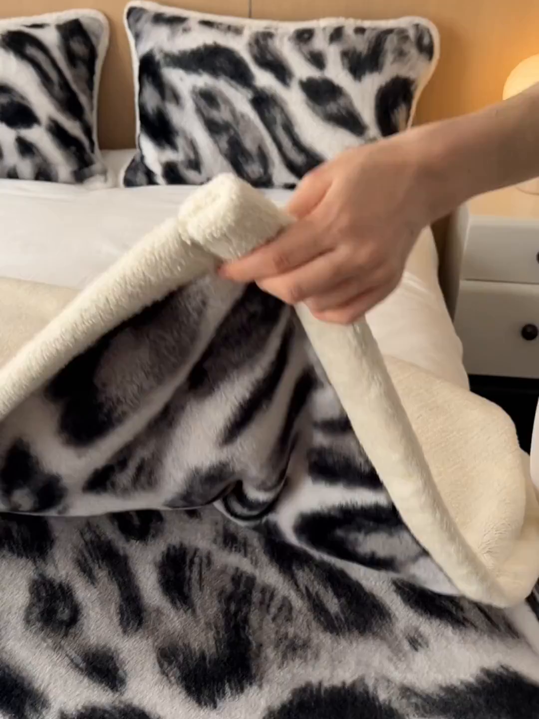 91家纺网 家纺一手货源 找家纺 宜代光年 2025新款小米貂兔绒印花毛毯系列 豹纹-灰-绒毯