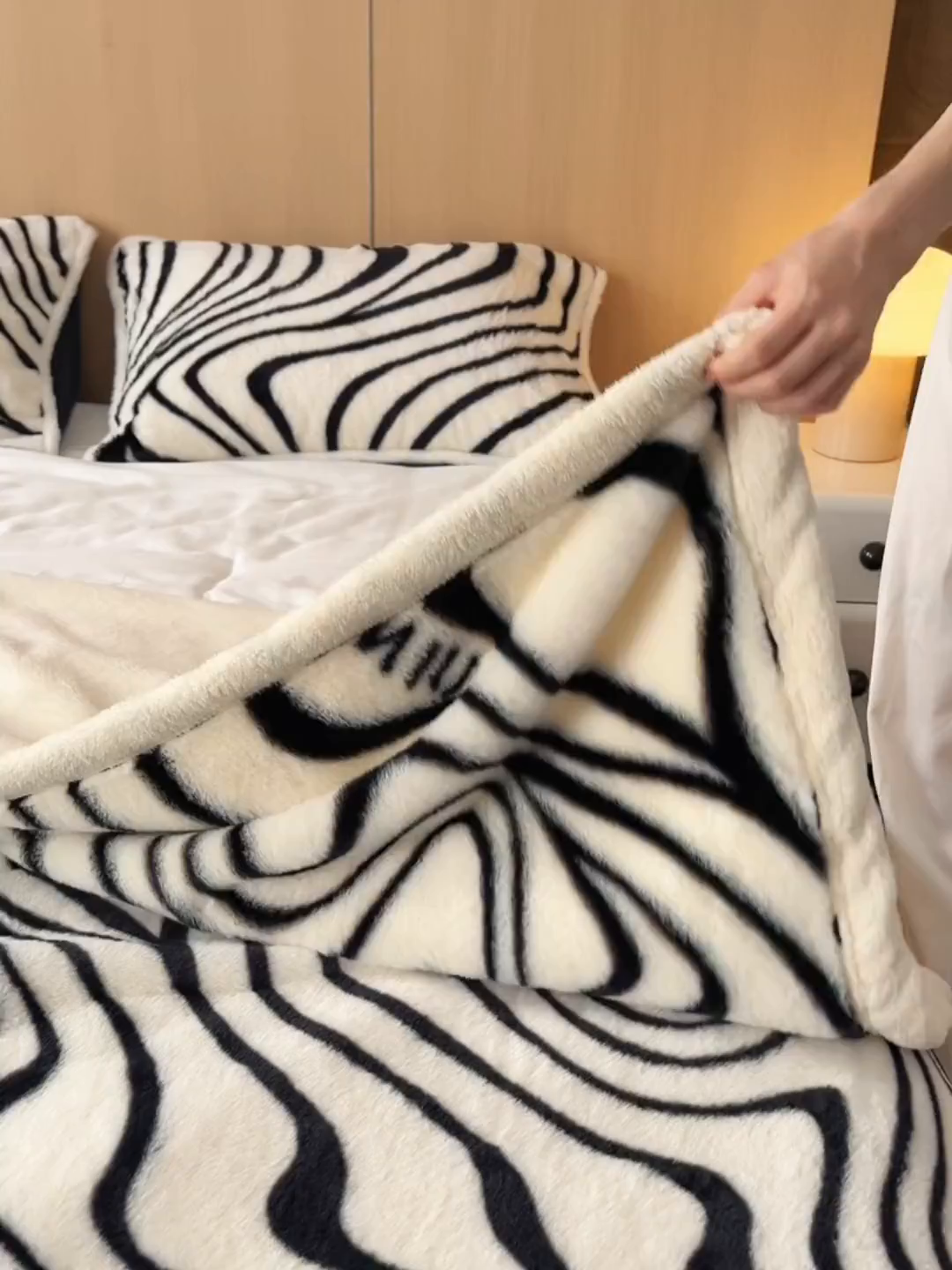 91家纺网 家纺一手货源 找家纺 宜代光年 2025新款小米貂兔绒印花毛毯系列 时尚斑马-绒毯