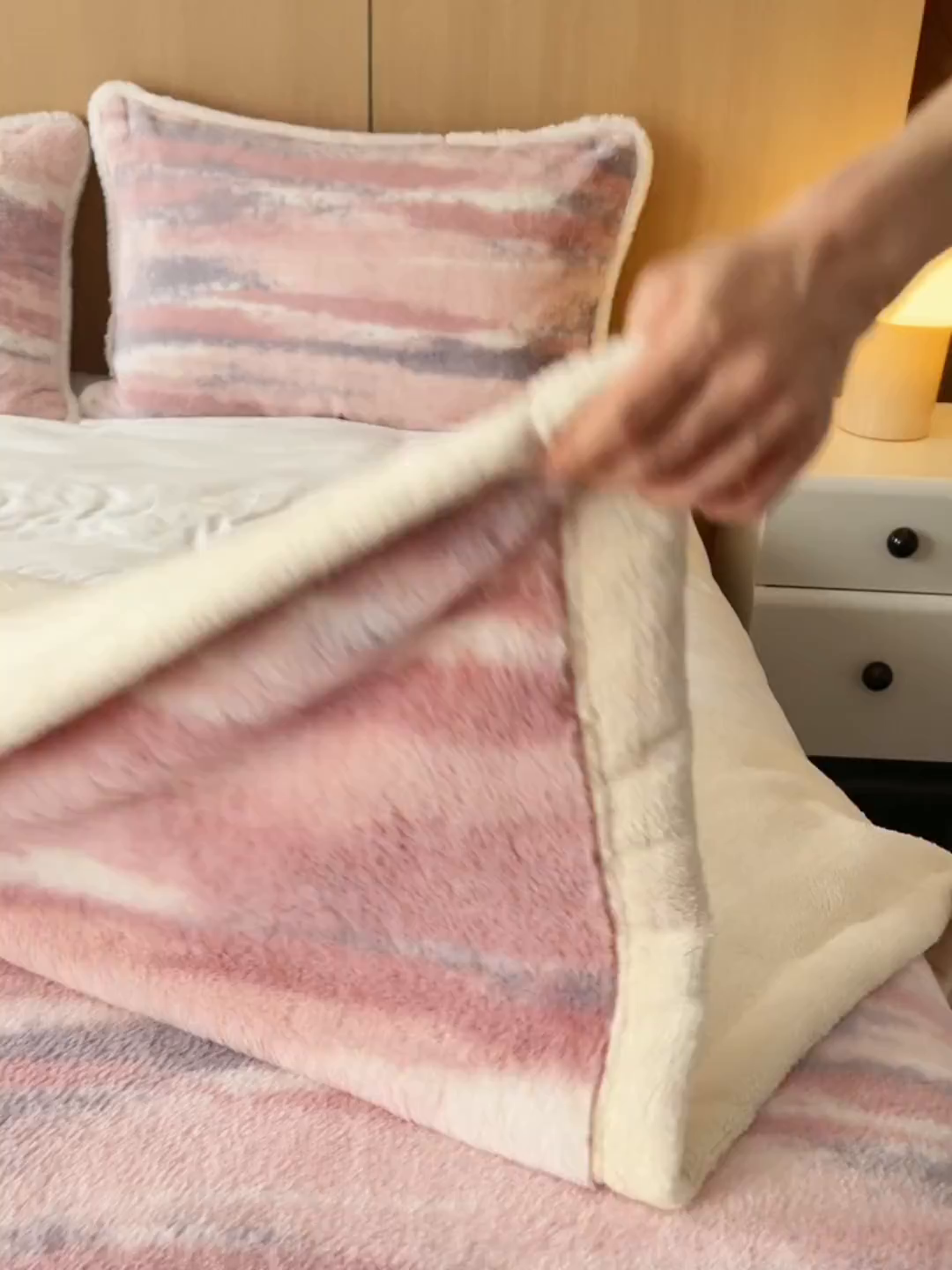 91家纺网 家纺一手货源 找家纺 宜代光年 2025新款小米貂兔绒印花毛毯系列 彩云追月-绒毯