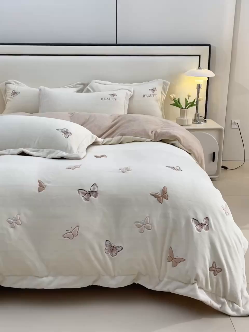 91家纺网 家纺一手货源 找家纺 （总）鼎飞家纺 2025新款加厚牛奶绒蝴蝶绣花四件套-梦蝶