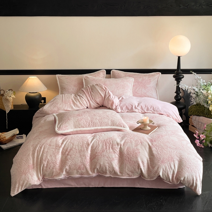 91家纺网 家纺一手货源 找家纺 宜代光年 2025新款小米貂牛奶绒雕花四件套 丛林-粉