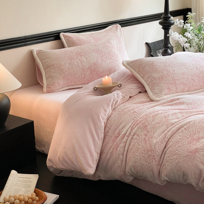 91家纺网 家纺一手货源 找家纺 宜代光年 2025新款小米貂牛奶绒雕花四件套 丛林-粉