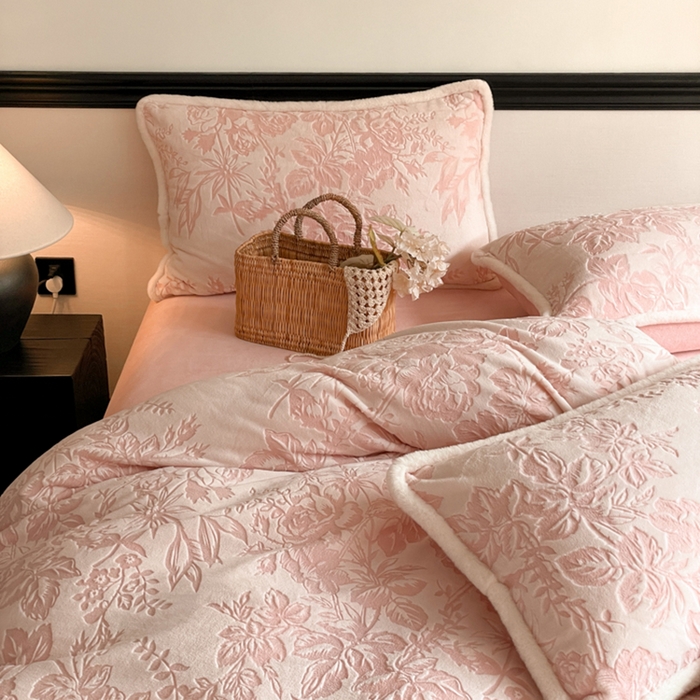 91家纺网 家纺一手货源 找家纺 宜代光年 2025新款小米貂牛奶绒雕花四件套 繁花似锦-粉