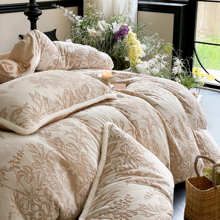 91家纺网 家纺一手货源 找家纺 宜代光年 2025新款小米貂牛奶绒雕花四件套 繁花似锦-咖