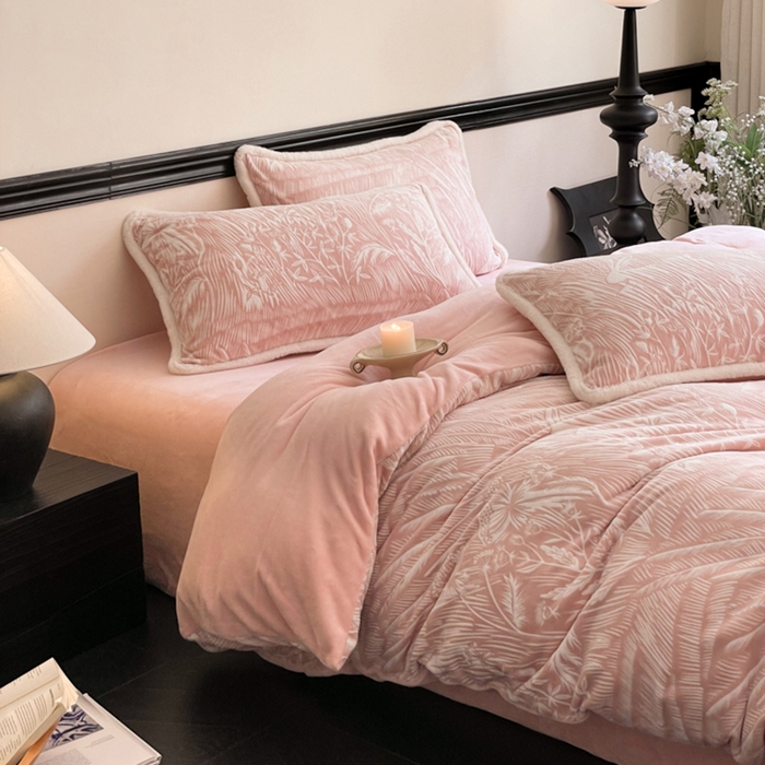 91家纺网 家纺一手货源 找家纺 宜代光年 2025新款小米貂牛奶绒雕花四件套 花丛小兔-粉