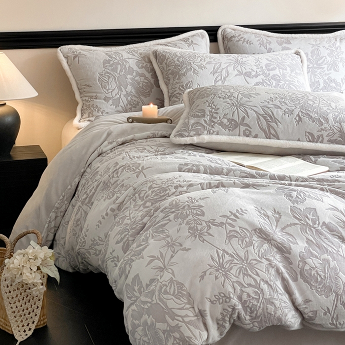 91家纺网 家纺一手货源 找家纺 宜代光年 2025新款小米貂牛奶绒雕花四件套 繁花似锦-灰