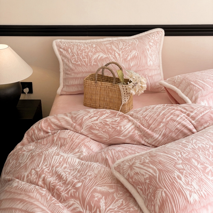 91家纺网 家纺一手货源 找家纺 宜代光年 2025新款小米貂牛奶绒雕花四件套 花丛小兔-粉