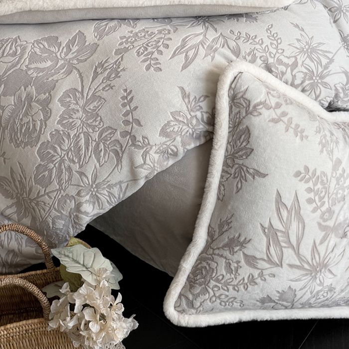 91家纺网 家纺一手货源 找家纺 宜代光年 2025新款小米貂牛奶绒雕花四件套 繁花似锦-灰