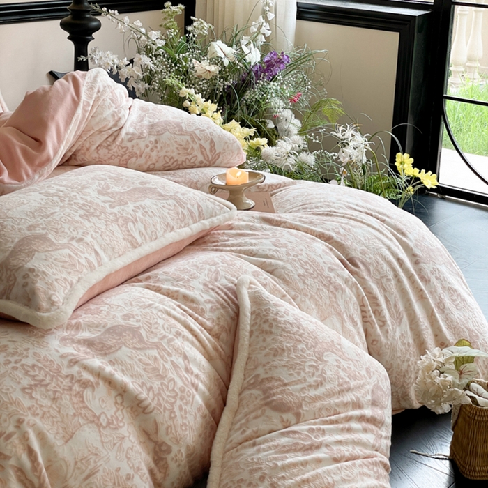 91家纺网 家纺一手货源 找家纺 宜代光年 2025新款小米貂牛奶绒雕花四件套 魔法森林-粉