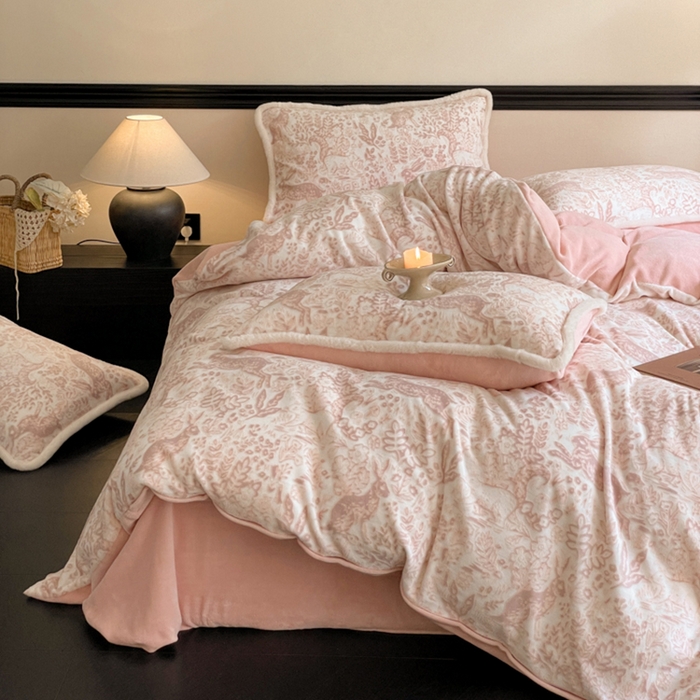 91家纺网 家纺一手货源 找家纺 宜代光年 2025新款小米貂牛奶绒雕花四件套 魔法森林-粉