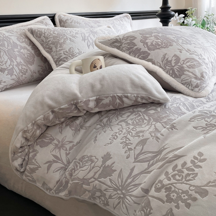 91家纺网 家纺一手货源 找家纺 宜代光年 2025新款小米貂牛奶绒雕花四件套 繁花似锦-灰