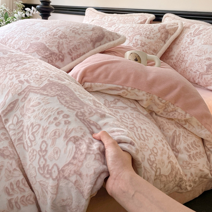 91家纺网 家纺一手货源 找家纺 宜代光年 2025新款小米貂牛奶绒雕花四件套 魔法森林-粉