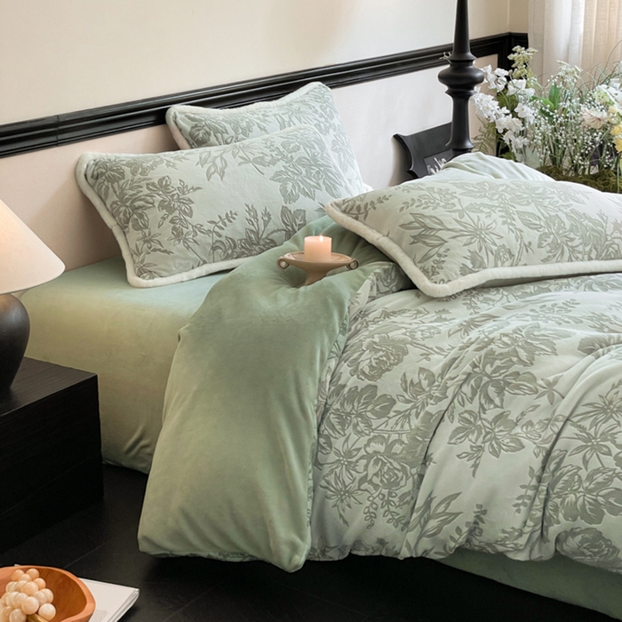 91家纺网 家纺一手货源 找家纺 宜代光年 2025新款小米貂牛奶绒雕花四件套 繁花似锦-绿