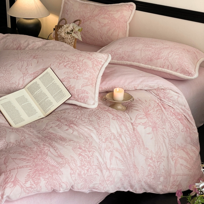 91家纺网 家纺一手货源 找家纺 宜代光年 2025新款小米貂牛奶绒雕花四件套 丛林-粉