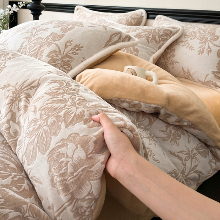 91家纺网 家纺一手货源 找家纺 宜代光年 2025新款小米貂牛奶绒雕花四件套 繁花似锦-咖