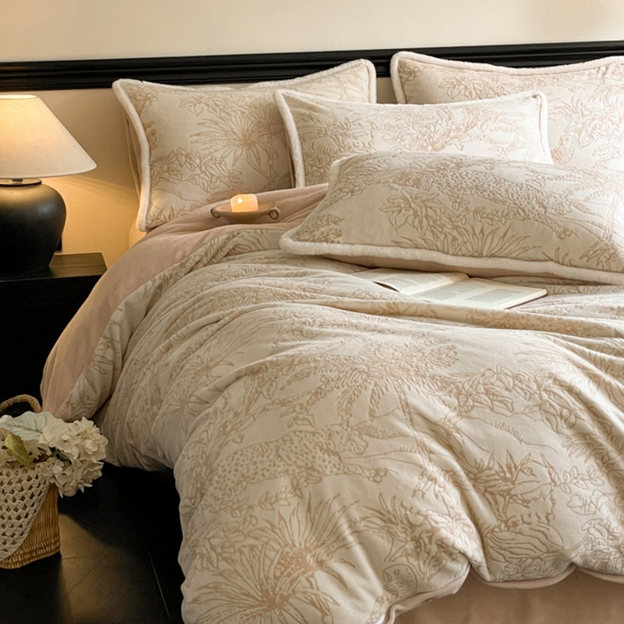 91家纺网 家纺一手货源 找家纺 宜代光年 2025新款小米貂牛奶绒雕花四件套 丛林-咖