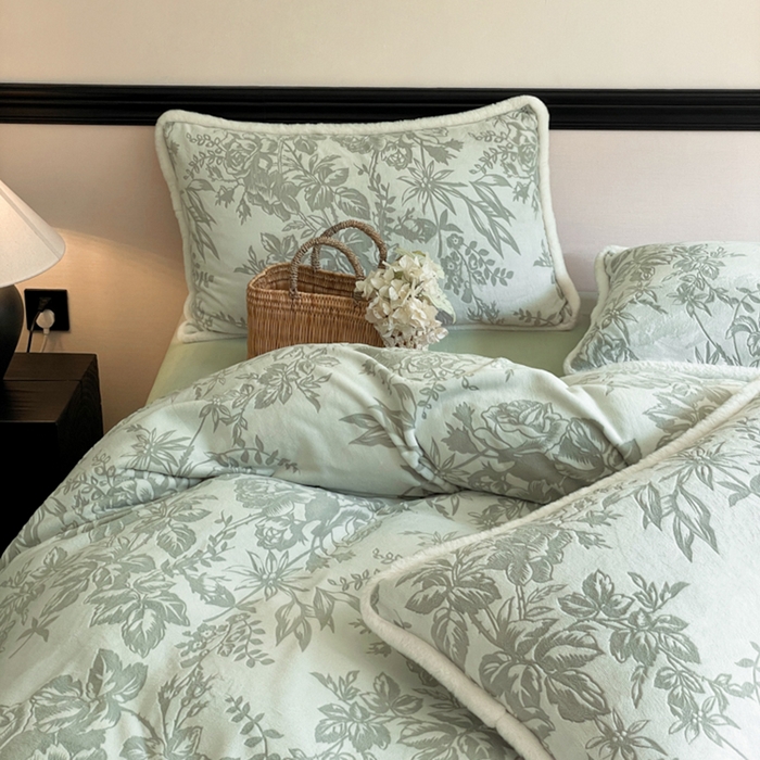 91家纺网 家纺一手货源 找家纺 宜代光年 2025新款小米貂牛奶绒雕花四件套 繁花似锦-绿