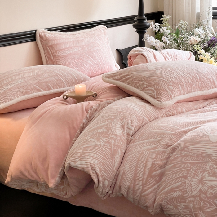 宜代光年 2025新款小米貂牛奶绒雕花四件套 花丛小兔-粉