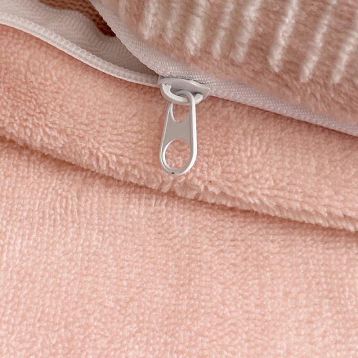 91家纺网 家纺一手货源 找家纺 宜代光年 2025新款小米貂牛奶绒雕花四件套 花丛小兔-粉