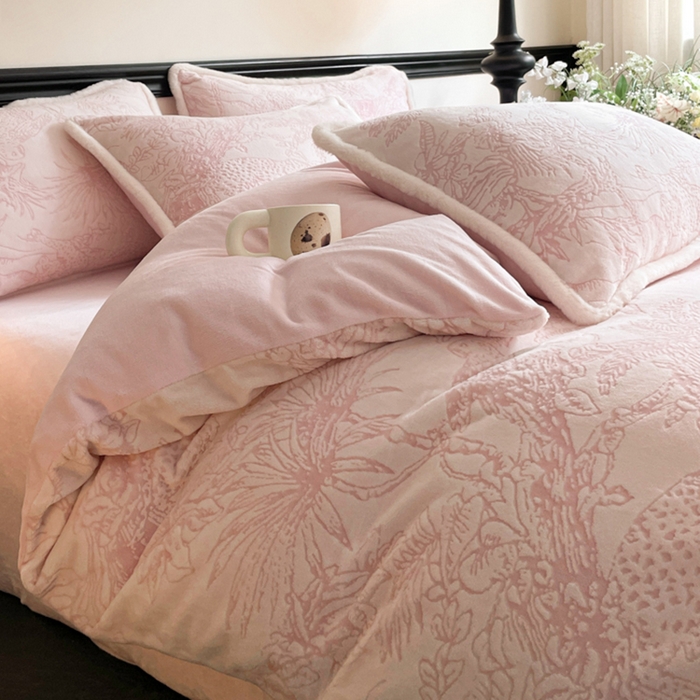 91家纺网 家纺一手货源 找家纺 宜代光年 2025新款小米貂牛奶绒雕花四件套 丛林-粉