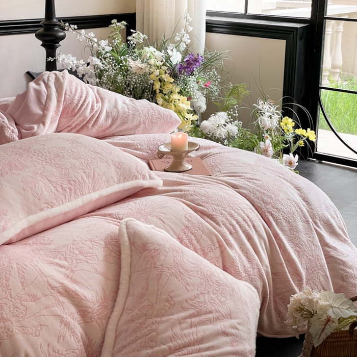 91家纺网 家纺一手货源 找家纺 宜代光年 2025新款小米貂牛奶绒雕花四件套 丛林-粉