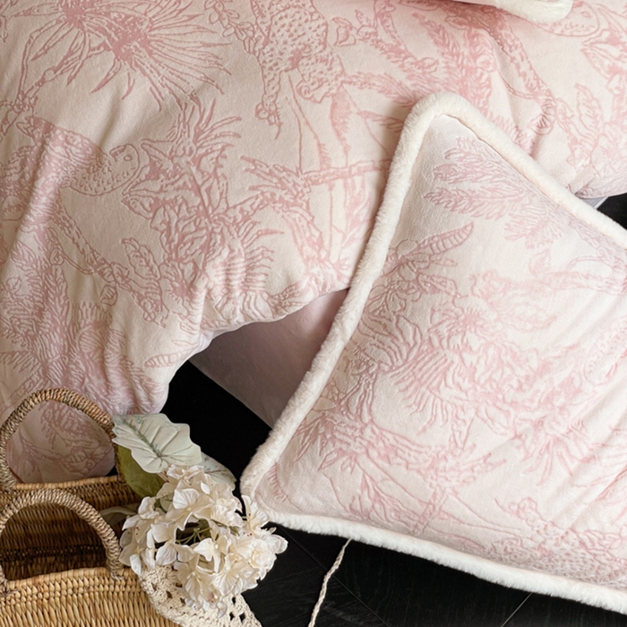 91家纺网 家纺一手货源 找家纺 宜代光年 2025新款小米貂牛奶绒雕花四件套 丛林-粉