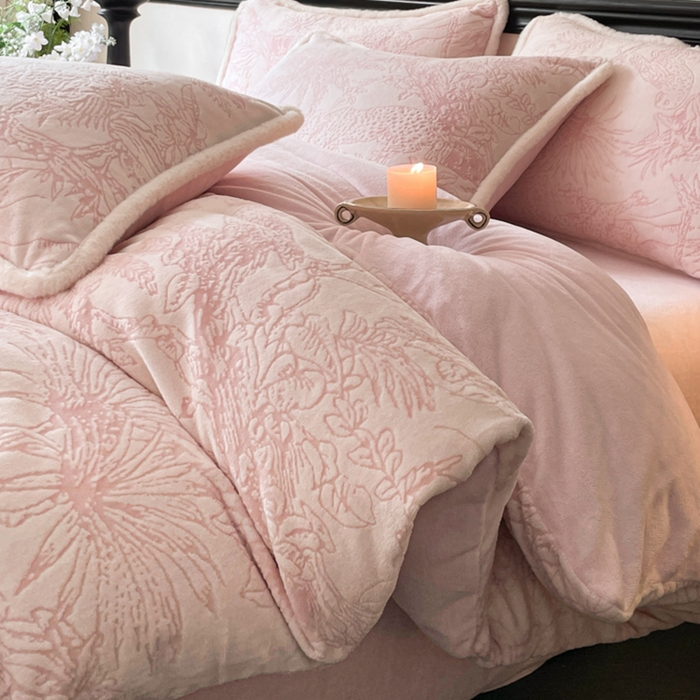 91家纺网 家纺一手货源 找家纺 宜代光年 2025新款小米貂牛奶绒雕花四件套 丛林-粉