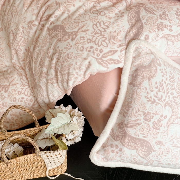 91家纺网 家纺一手货源 找家纺 宜代光年 2025新款小米貂牛奶绒雕花四件套 魔法森林-粉