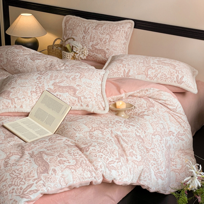 91家纺网 家纺一手货源 找家纺 宜代光年 2025新款小米貂牛奶绒雕花四件套 魔法森林-粉