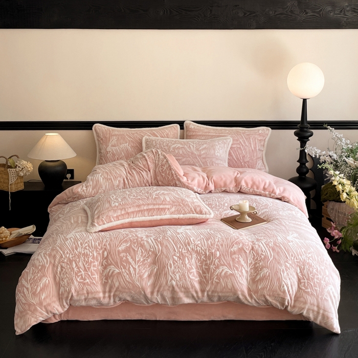 91家纺网 家纺一手货源 找家纺 宜代光年 2025新款小米貂牛奶绒雕花四件套 花丛小兔-粉