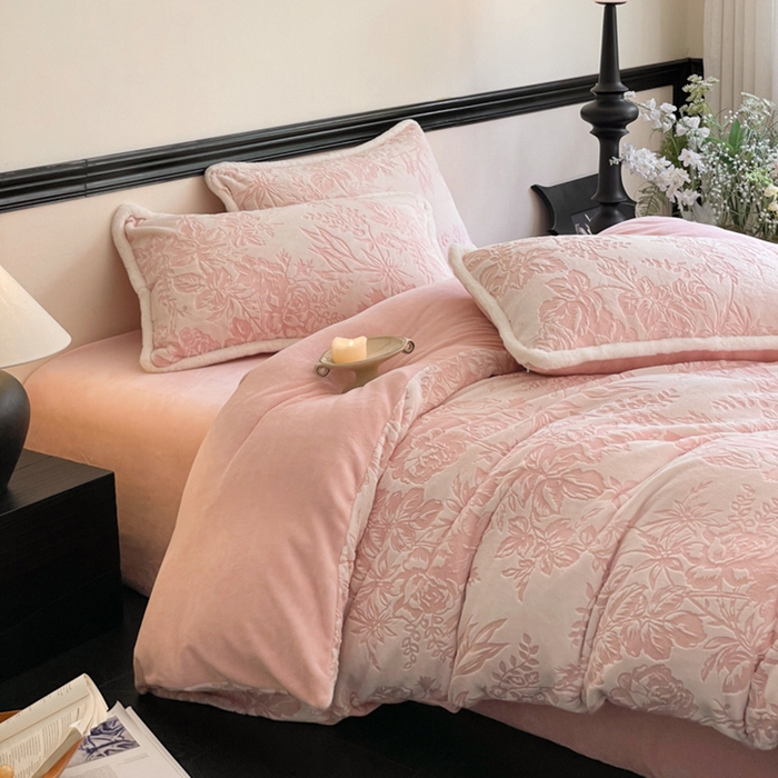 91家纺网 家纺一手货源 找家纺 宜代光年 2025新款小米貂牛奶绒雕花四件套 繁花似锦-粉