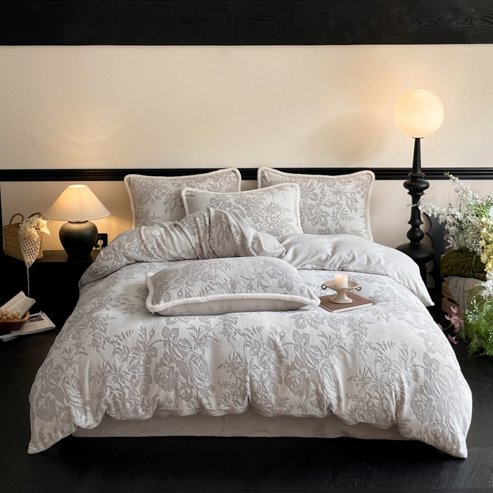 91家纺网 家纺一手货源 找家纺 宜代光年 2025新款小米貂牛奶绒雕花四件套 繁花似锦-灰