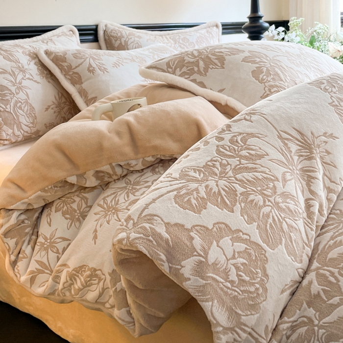 91家纺网 家纺一手货源 找家纺 宜代光年 2025新款小米貂牛奶绒雕花四件套 繁花似锦-咖