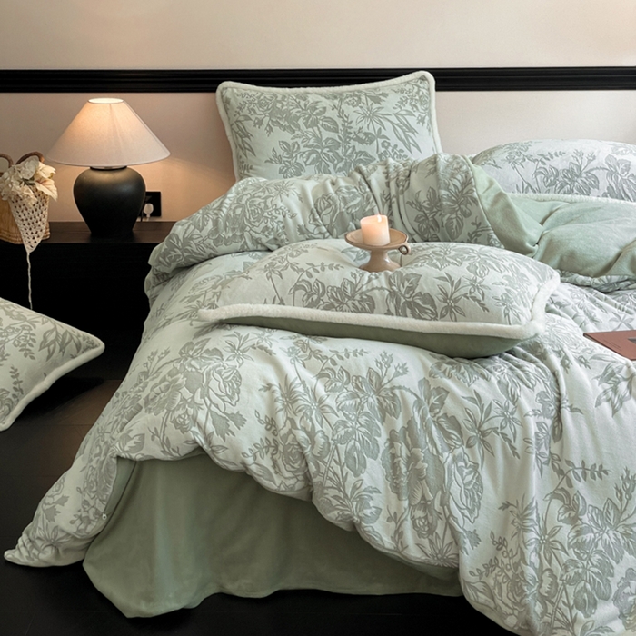 91家纺网 家纺一手货源 找家纺 宜代光年 2025新款小米貂牛奶绒雕花四件套 繁花似锦-绿