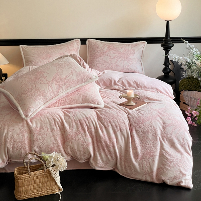 91家纺网 家纺一手货源 找家纺 宜代光年 2025新款小米貂牛奶绒雕花四件套 丛林-粉