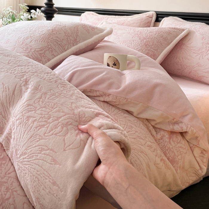 91家纺网 家纺一手货源 找家纺 宜代光年 2025新款小米貂牛奶绒雕花四件套 丛林-粉